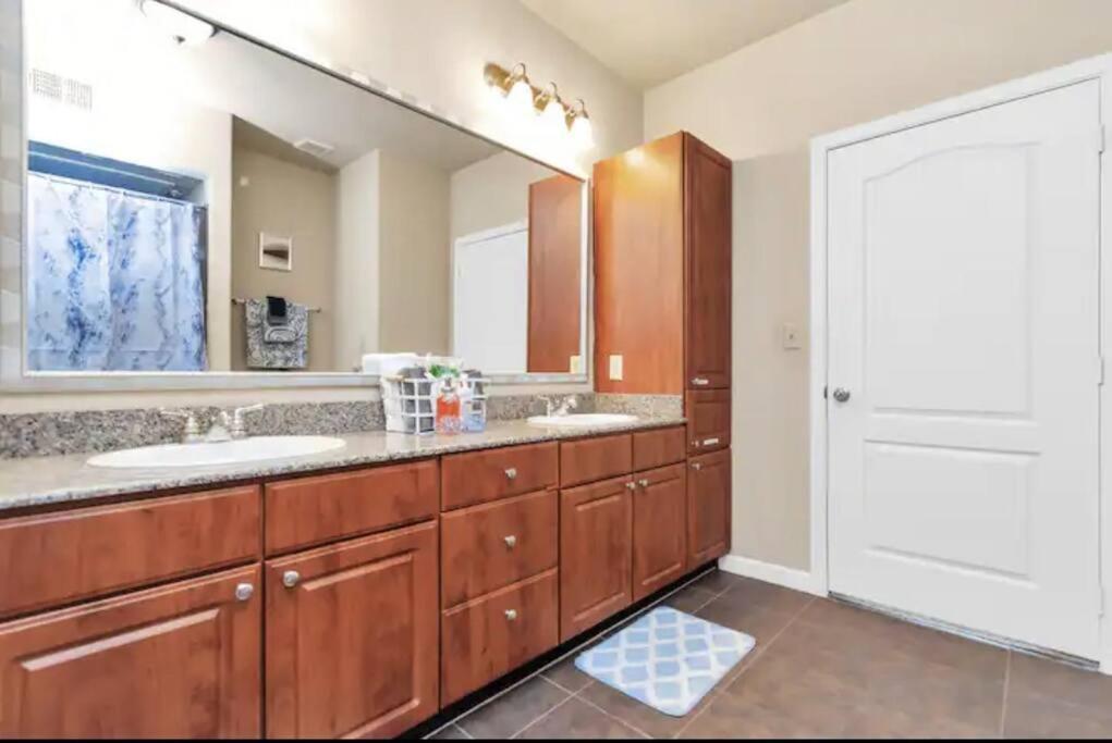 Modern Condo Near Texas Medical Center W Free Parking Houston Zewnętrze zdjęcie